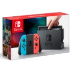 Console Nintendo Switch avec un Joy-Con droit rouge néon et un Joy-Con gauche bleu néon