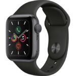 Apple Watch Series 5 GPS 40 mm Boitier en Aluminium Gris Sidéral avec Bracelet Sport Noir - S/M